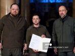 presiden-ukraina-volodymyr-zelensky-tandatanganani-aplikasi-keanggotaan-di-uni-eropa.jpg