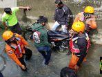 pria-di-pekanbaru-terseret-banjir.jpg