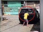 pria-nekat-menghancurkan-mobil-tetangganya.jpg