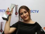 prilly-latuconsina-penghargaan-selebriti-sosmed-paling-eksis.jpg