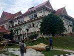 proyek_rehab_gedung_dprd_pelalawan_dinilai_lamban.jpg