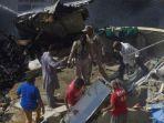 puing-puing-pesawat-pia-airbus-yang-jatuh-di-dekat-karachi-pakistan-2.jpg