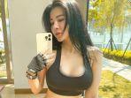 puji-punya-maria-vania-gede-mami-rini-ngaku-punya-lebih-gede-lihat-maria-vania-pakai-sport-bra.jpg