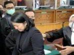 putri-candrawathi-menangis-usai-sidang.jpg