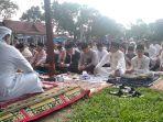 qori_asal_yaman_jadi_imam_salat_idul_fitri_1444_hijriah_di_lapangan_bukit_senapelan.jpg