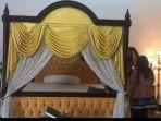 ranjang-sultan-siak-dan-permaisuri-di-istana-peraduan-siak-bikin-direktur-rapp-bupati-siak-takjub.jpg