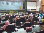 rapat_dengar_pendapat_guru_sertifikasi_di_ruang_rapat_paripurna_dprd_pekanbaru.jpg