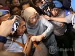 ratna-sarumpaet-saat-digiring-ke-polda-metro-jaya_20181005_063759.jpg