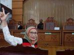 ratna-sarumpaet-salam-dua-jari-di-pn-jakarta-selatan.jpg