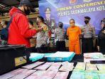 ratusan-lembar-uang-palsu-disita-dari-tersangka-tn.jpg
