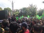 ratusan-massa-dari-lembaga-laskar-melayu-bersatu-aksi-demo.jpg