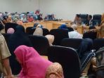 ratusan-pegawai-non-asn-mengadu-ke-dprd-kampar_20180416_164601.jpg