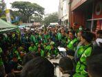 ratusan_driver_geruduk_kantor_gojek_pekanbaru_ini_tuntutannya.jpg