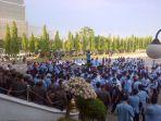 ratusan_mahasiswa_demo_kantor_gubenur_riau_sempat_terjadi_aksi_saling_dorong.jpg