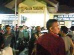 ratusan_warga_geruduk_mapolsek_tambang_pekanbaru-bangkinang_macet_panjang_rabu_malam1.jpg