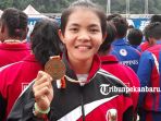 raudani-fitrah-dengan-medali-perak-asian-games-yang-di-raih-di-nomor-tbr-200-meter-putri_20180831_161434.jpg