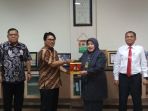 rektor-universitas-lancang-kuning-unilak-dr-hasnati_20180926_105759.jpg