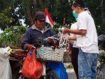 relawan-bagikan-masker.jpg