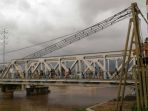 remaja-tawuran-di-atas-jembatan-kereta-api_20170216_215522.jpg