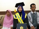 retno-puji-astuti-mahasiswi-cumlaude_20170831_085618.jpg