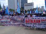 ribuan-buruh-demo-di-depan-patung-kuda-monas-jakarta-pusat-pada-kamis-25112021.jpg