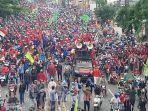 ribuan-buruh-menyemut-di-jalan-saat-melakukan-iring-iringan-konvoi-di-jalan-daan-mogot-tangerang.jpg