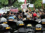 ribuan-demonstran-mahasiswa-buruh-dan-masyarakat-menggelar-aksi-menolak-uu-cipta-kerja.jpg