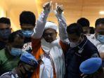 rizieq-shihab-menuju-mobil-tahanan-setelah-menjalani-pemeriksaan.jpg