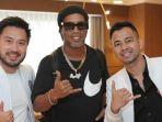 ronaldinho-tiba-di-indonesia-disambut-rafi-ahmad.jpg