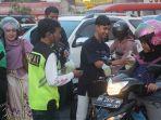 rpai-membagikan-takjil-ke-pengendara.jpg