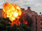 rudal-israel-menghantam-dan-membakar-sebuah-gedung-di-jalur-gaza.jpg