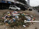 sampah-menumpuk-di-pinggir-jalan-tuanku-tambusai_20180821_155032.jpg
