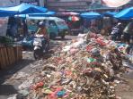 sampah-menumpun-di-pasar-kodim_20160712_154630.jpg