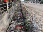 sampah-tutupi-saluran-air.jpg