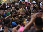 sandiaga-s-uno-diarak-menuju-balai-adat-melayu-riau_20180904_225151.jpg