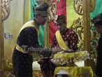 sandiaga-s-uno-diarak-untuk-mengikuti-upacara-adat-tepung-tawar-di-lam-riau-ok_20180904_174341.jpg