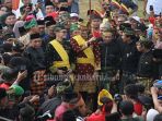 sandiaga-s-uno-diarak-untuk-mengikuti-upacara-adat-tepung-tawar-di-lam_20180904_173304.jpg