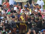 sandiaga-s-uno-diarak-untuk-mengikuti-upacara-adat-tepung-tawar-ok_20180904_172438.jpg