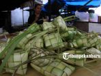 sarang-ketupat-lebaran-di-pasar-jalan-agus-salim-pasar-sukaramai_20180612_142111.jpg