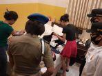 satpol-pp-menngamankan-pengunjung-di-salah-satu-penginapan-sabtu-882020.jpg