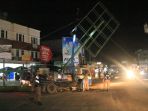 satpol-pp-pekanbaru-potong-puluhan-tiang-reklame-dibangun-di-atas-trotoar_20181011_131004.jpg