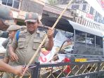 satpol-pp-penertiban-apk-pilkada-dumai_20180307_191230.jpg
