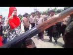 sebagian-peserta-kongres-hmi-tertahan-di-luar-labersa-22112015_20151122_144312.jpg