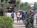 sebanyak-62-warga-negara-wn-india-dipindahkan-dari-hotel-ibis-jakarta-pusat.jpg