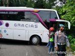 sebuah-mobil-bus-pariwisata-tersangkut-di-tikungan1.jpg