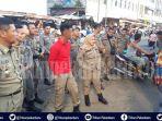 sejak-jumat-dinihari-ratusan-personil-tim-yustisi-tertibkan-pedagang-di-jalan-teratai-pekanbaru.jpg