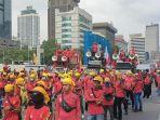 sejumlah-elemen-buruh-dan-mahasiswa-datang-ke-patung-kuda.jpg