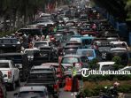 sejumlah-kendaraan-terjebak-macet-di-jalan-sudirman-pekanbaru-menjelang-lebaran-idul-fitri-3_20180610_140911.jpg