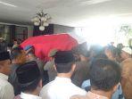 sekda_kampar_tersedu_membacakan_riwayat_hidup_bupati_kampar.jpg