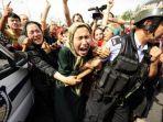 sekelompok-orang-uighur-menghalau-polisi-dalam-aksi-protes-di-provinsi-xinjiang-china.jpg